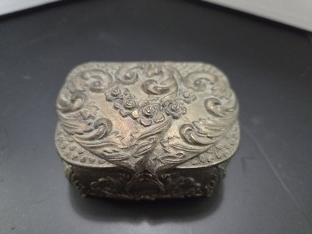 Vintage Japanese Gold Medal Embossed Footed Jewelry /Trinket Box (8174)